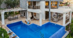 Luxury Villa with four well-appointed bedrooms and sea views