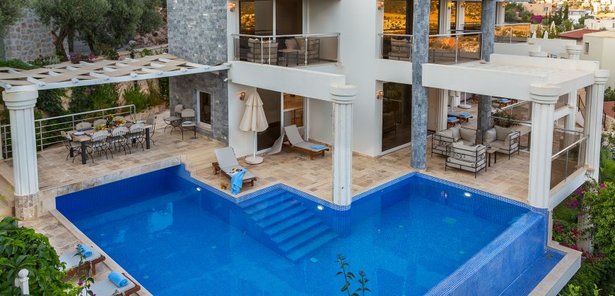 Luxury Villa with four well-appointed bedrooms and sea views