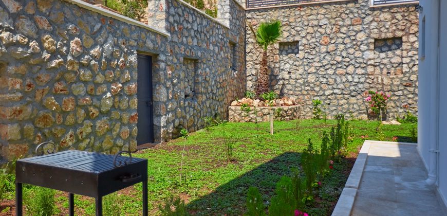 Very Modern Five En Suite Bedroom Detached Villa With Gallery Living Area. Main infinity pool With Jacuzzi Pool.Fully Furnished & Air Conditioned Throughout.