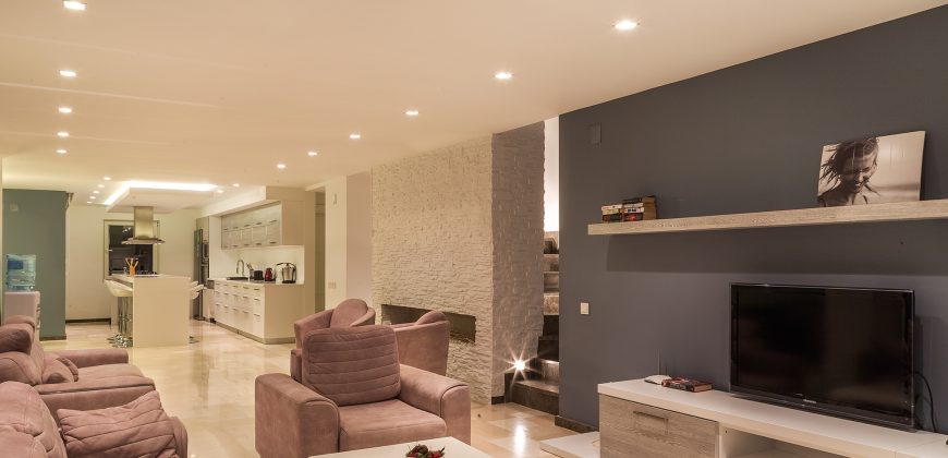 Luxury Villa with four well-appointed bedrooms and sea views