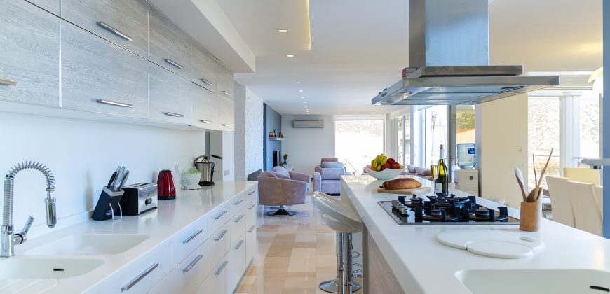 Luxury Villa with four well-appointed bedrooms and sea views