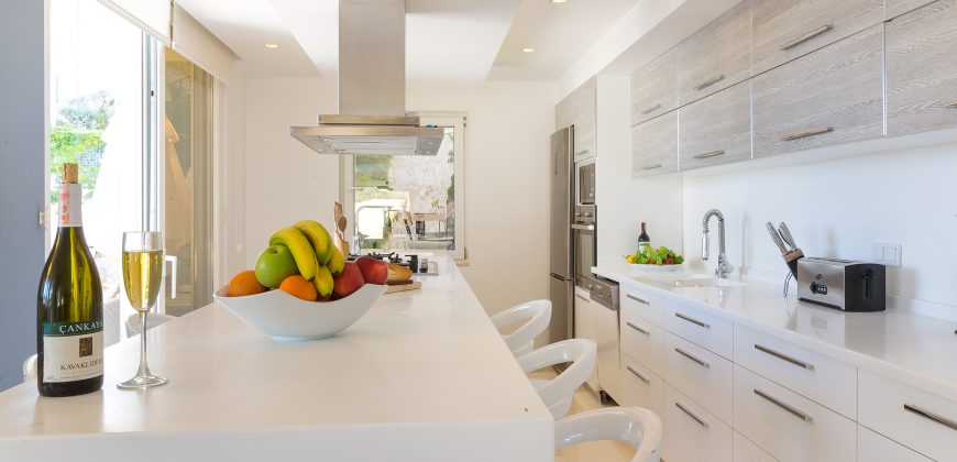Luxury Villa with four well-appointed bedrooms and sea views