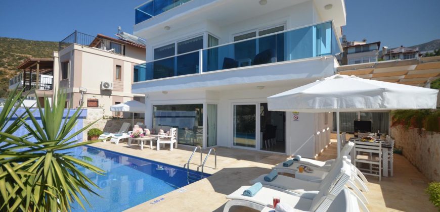 For Sale Luxury Four Bedroom Detached Modern Villa Located in Kalamar