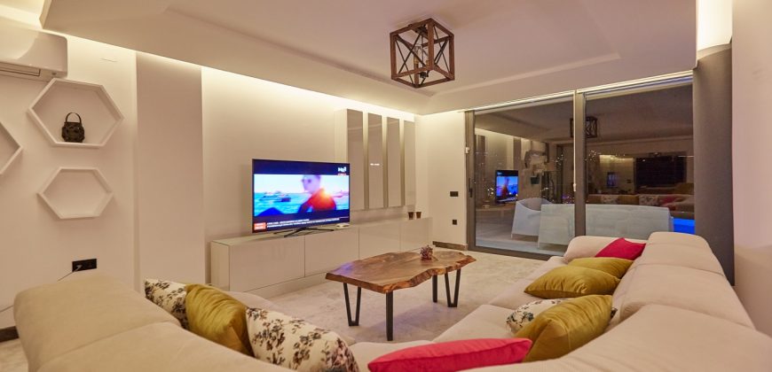 Very Modern Five En Suite Bedroom Detached Villa With Gallery Living Area. Main infinity pool With Jacuzzi Pool.Fully Furnished & Air Conditioned Throughout.