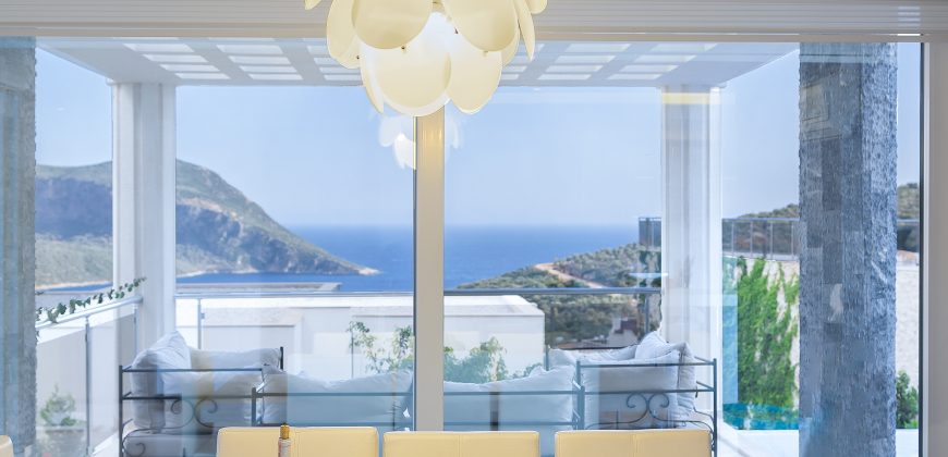 Luxury Villa with four well-appointed bedrooms and sea views