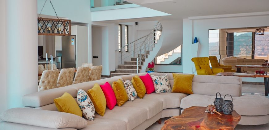 Very Modern Five En Suite Bedroom Detached Villa With Gallery Living Area. Main infinity pool With Jacuzzi Pool.Fully Furnished & Air Conditioned Throughout.