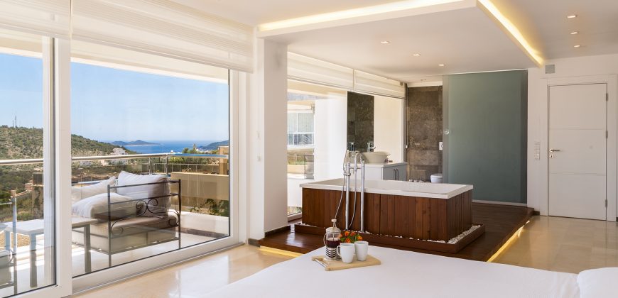 Luxury Villa with four well-appointed bedrooms and sea views