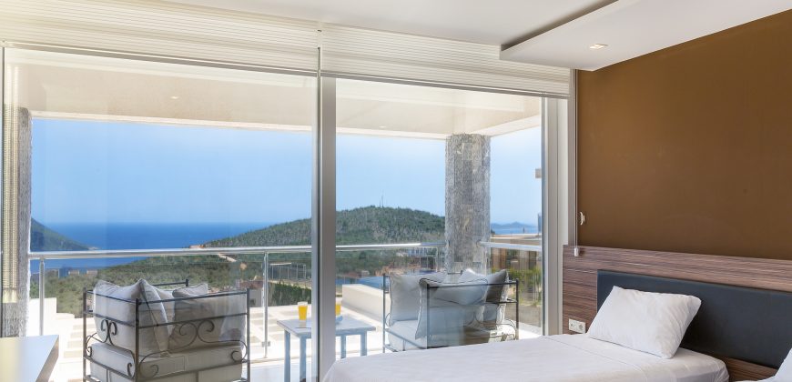 Luxury Villa with four well-appointed bedrooms and sea views