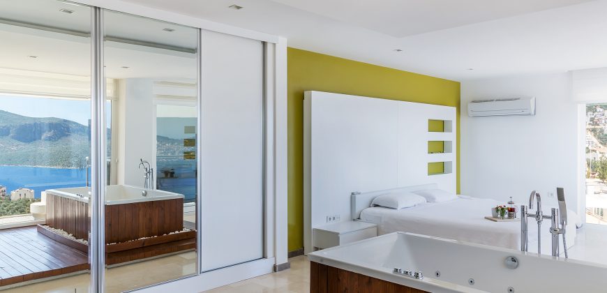 Luxury Villa with four well-appointed bedrooms and sea views