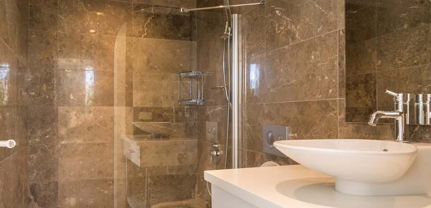 Luxury Villa with four well-appointed bedrooms and sea views