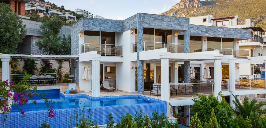 Luxury Villa with four well-appointed bedrooms and sea views
