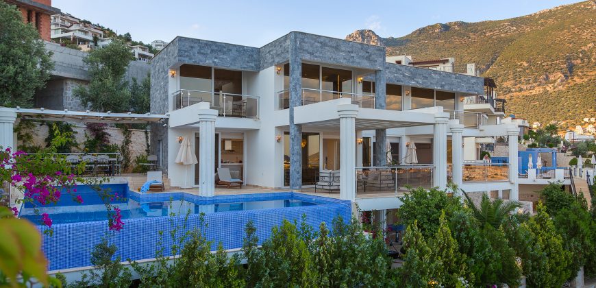 Luxury Villa with four well-appointed bedrooms and sea views