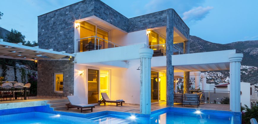 Luxury Villa with four well-appointed bedrooms and sea views