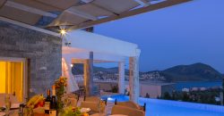 Luxury Villa with four well-appointed bedrooms and sea views