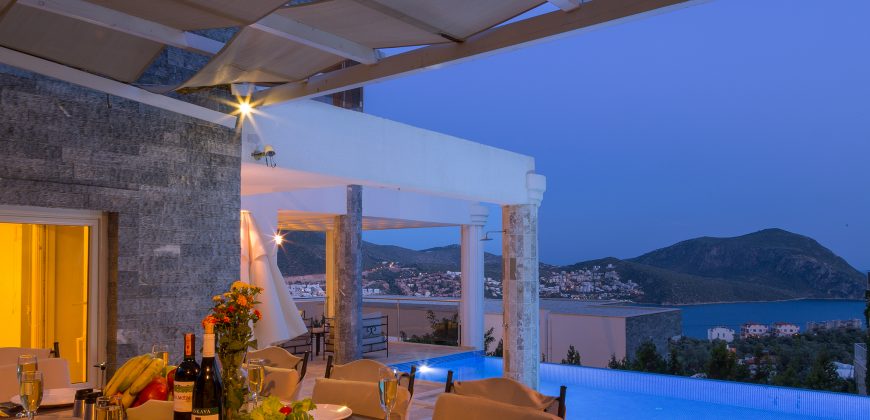 Luxury Villa with four well-appointed bedrooms and sea views