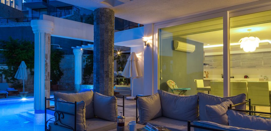 Luxury Villa with four well-appointed bedrooms and sea views