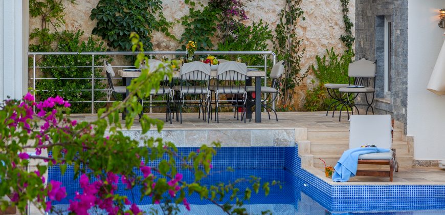 Luxury Villa with four well-appointed bedrooms and sea views