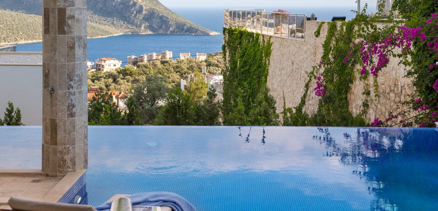 Luxury Villa with four well-appointed bedrooms and sea views