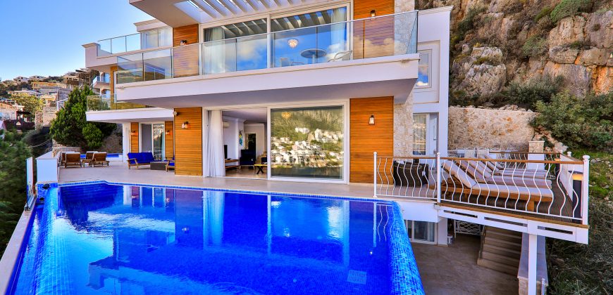 SOLD-Modern Six Bedroom Detached Villa With A Stunning Sea View