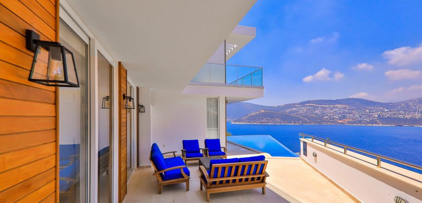 SOLD-Modern Six Bedroom Detached Villa With A Stunning Sea View