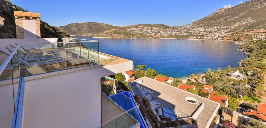 SOLD-Modern Six Bedroom Detached Villa With A Stunning Sea View