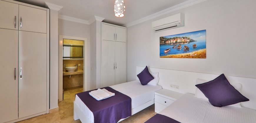 SOLD-Modern Six Bedroom Detached Villa With A Stunning Sea View