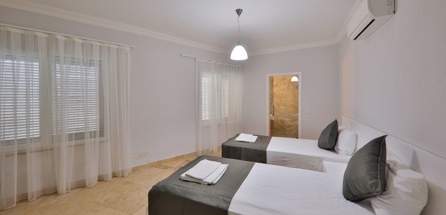 SOLD-Modern Six Bedroom Detached Villa With A Stunning Sea View