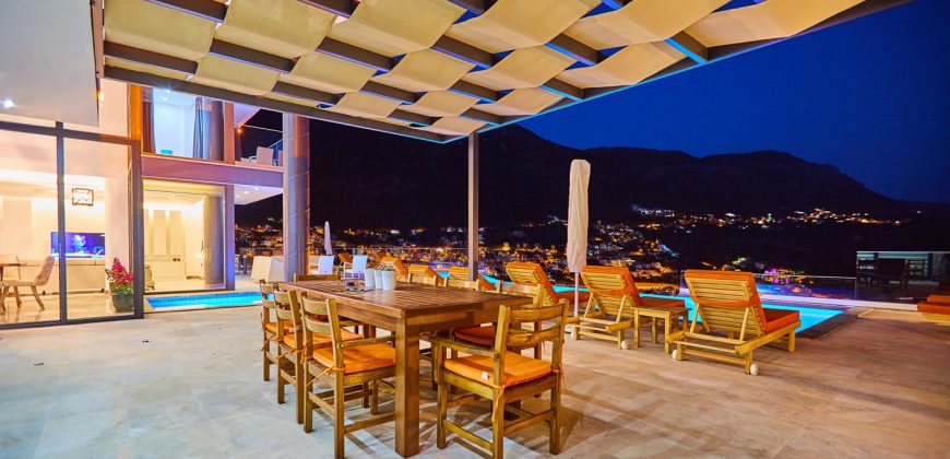 Very Modern Five En Suite Bedroom Detached Villa With Gallery Living Area. Main infinity pool With Jacuzzi Pool.Fully Furnished & Air Conditioned Throughout.