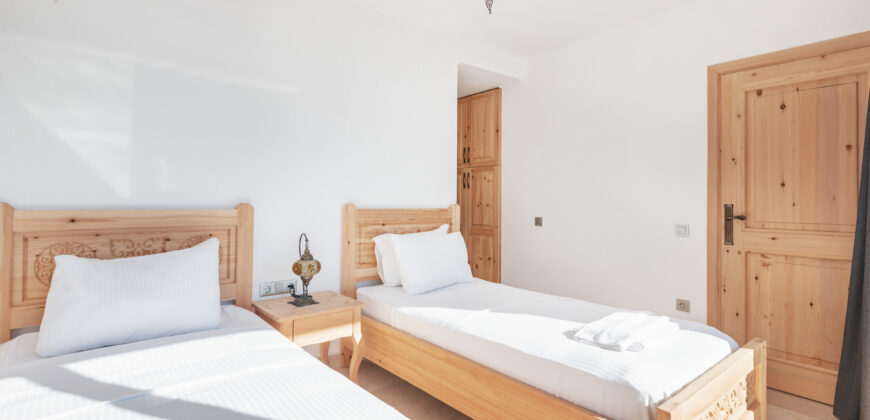 SOLD-Modern Six Bedroom Detached Villa With A Stunning Sea View