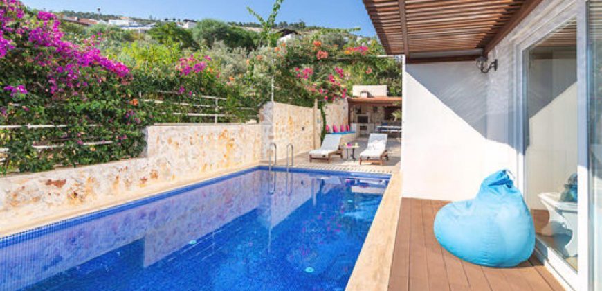 Stylish 5 Bedroom Luxury Villa with Private Pool For Sale