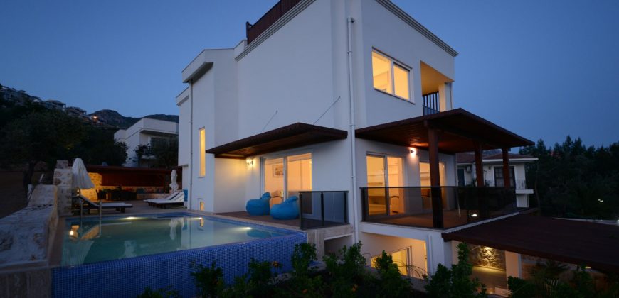 Stylish 5 Bedroom Luxury Villa with Private Pool For Sale
