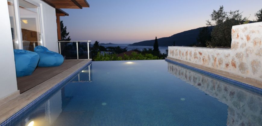 Stylish 5 Bedroom Luxury Villa with Private Pool For Sale
